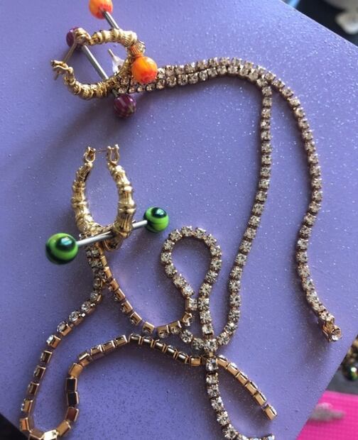 Además del mini bolso, Lizzo usó joyería mexicana en los AMAs 2019