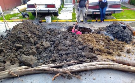 Tras lluvias se abren dos socavones en calles de Ixtapaluca