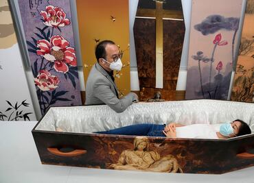 Ataúdes de cartón: la nueva opción de Hong Kong tras repunte de muertes por Covid-19