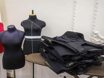 Diseñador ucraniano deja los vestidos y confecciona chalecos antibalas