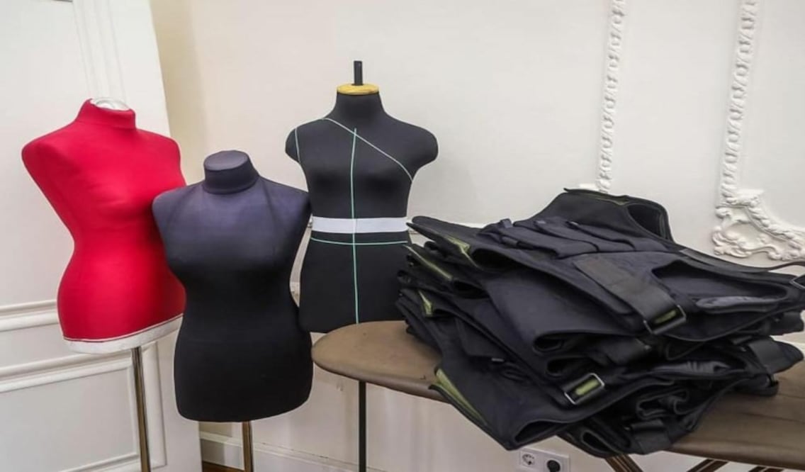 Vitaly Uzun, un famoso diseñador de moda ucraniano, comenzó a producir chalecos antibalas. Fotos: Instagram @uzunvital