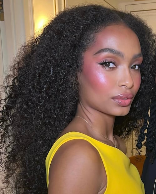 Maquillaje con piel luminosa y rubor extendido en acabado crema. Foto: Instagram @nikki_makeup