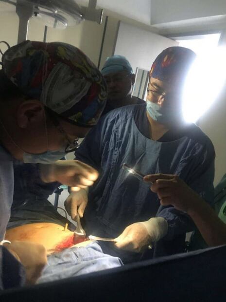 Realizan cirugía con luz de celulares en hospital de Villahermosa por apagón