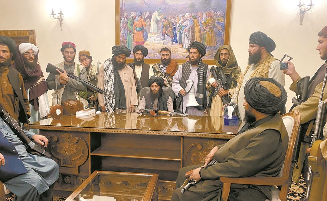 Talibanes en el palacio presidencial de Kabul, tras la partida del mandatario Ashraf Ghani. El grupo dice que creará un emirato islámico. Foto: Zabi Karimi/ AP.