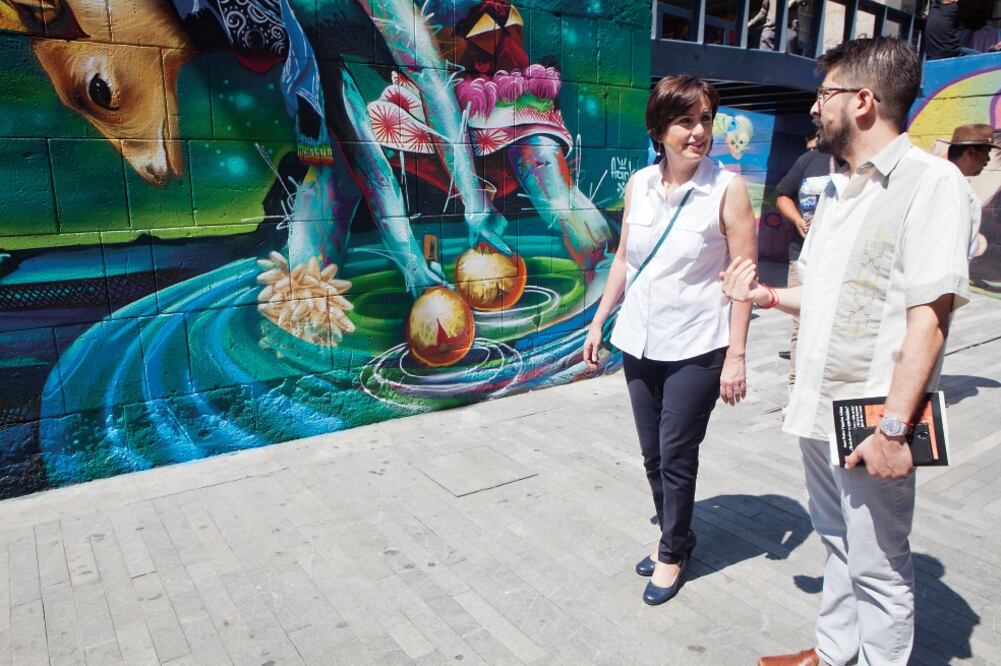 La secretaria de Gobierno de la CDMX recorrió el andador de la calle Emiliano Zapata, en el Centro Histórico (CRISTOPHER ROGEL BLANQUET. EL UNIVERSAL)