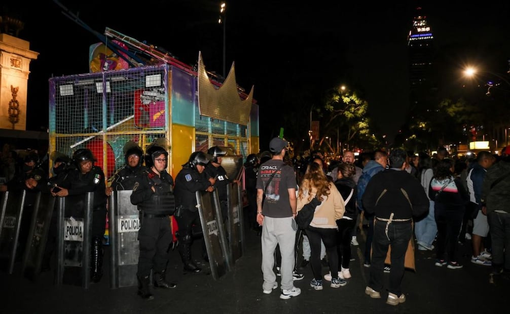 Repliegan a comerciantes que bloqueaban Avenida Juárez en el Centro de CDMX; exigen colocar su romería en la Alameda Central.
Foto: Hugo Salvador/El Universal