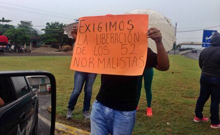 CNTE y normalistas bloquean carretera en Michoacán