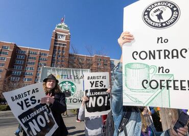 Trabajadores de Starbucks protestan en Seattle para exigir mejores condiciones laborales