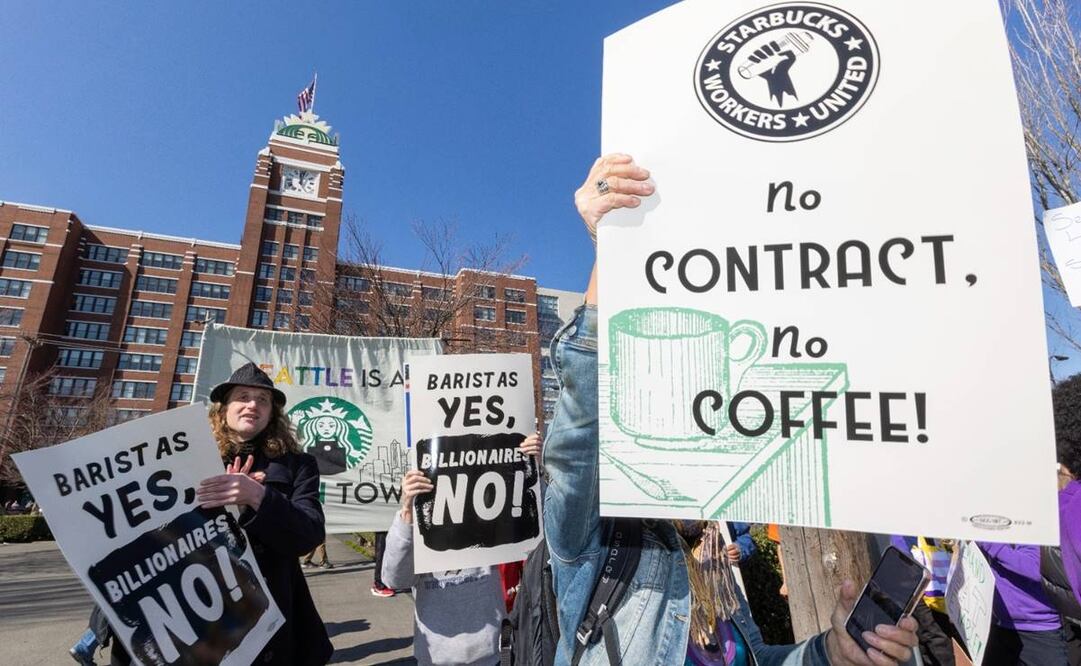 Trabajadores de Starbucks y activistas laborales protestaron frente a la sede de la empresa en Seattle.