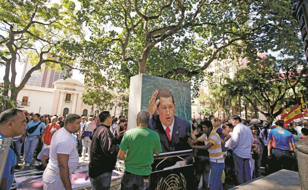 El retrato del difunto ex presidente Hugo Chávez retirado de la Asamblea Nacional se encuentra ahora en la Plaza Bolívar de Caracas, Venezuela. (Foto: AP / Fernando Llano)