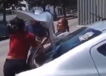 VIDEO Ni muerto lo dejan en paz: Empleadas de funerarias se pelean por “cliente” afuera del Semefo en Puebla