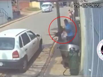 Hombre lanza a perrito a cazo con aceite hirviendo en Tecámac VIDEO