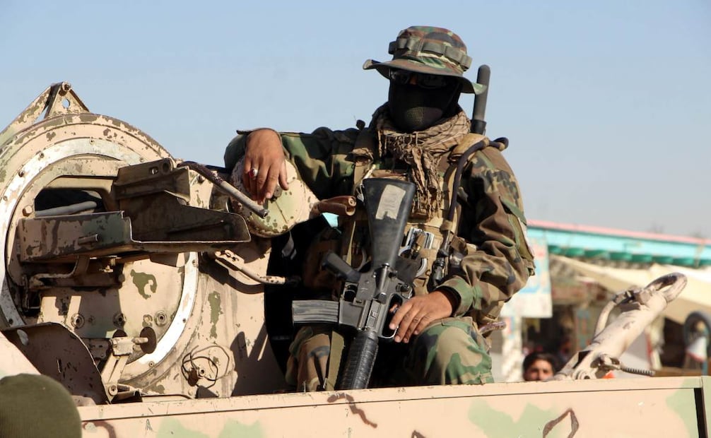 Oficiales de seguridad talibanes patrullan la frontera de facto entre Paquistán y Afganistán en Spin Boldak, Kandahar, Afganistán. Foto: EFE
