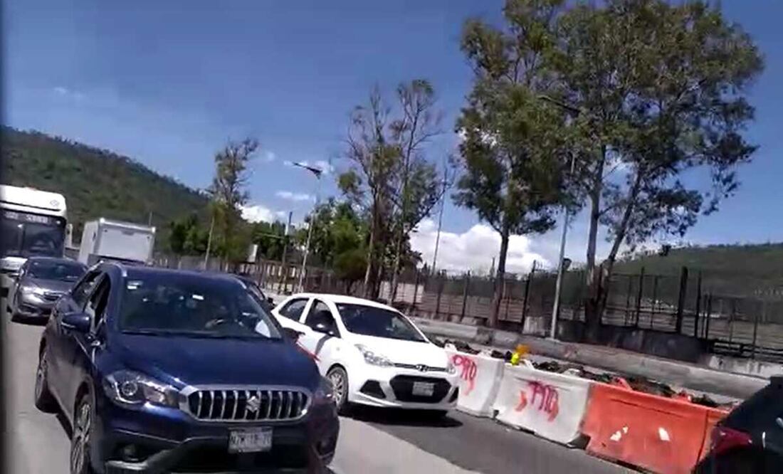En la zona se observa la presencia de maquinaria que abarcan dos carriles con dirección a la Ciudad de México y dos más a la salida de la capital del país. Foto: captura de video