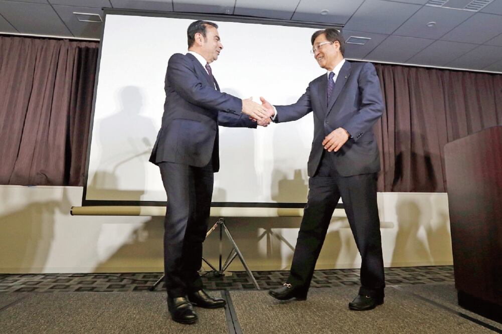 El presidente y director de Nissan, Carlos Ghosn, (izq.) y su homólogo de Mitsubishi, Osamu Masuko, anunciaron el plan (AP)