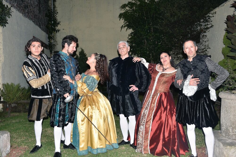Violeta Isfel y Martha Ofeliz Galindo se ayudan durante los ensayos. (ALONSO ROMERO. EL UNIVERSAL)