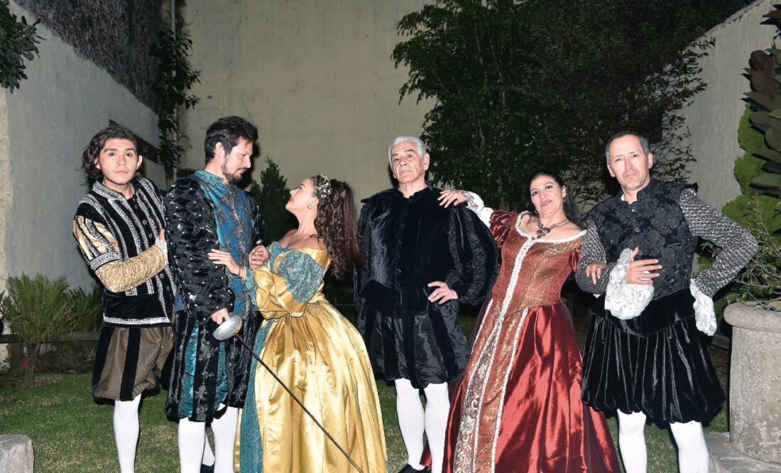 Violeta Isfel y Martha Ofeliz Galindo se ayudan durante los ensayos. (ALONSO ROMERO. EL UNIVERSAL)