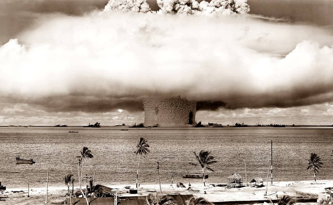 Operación Baker, primera bomba atómica detonada en el mar el 25 de julio de 1946. El impacto en el agua no formó la típica figura de hongo, sino algo más parecido a una coliflor; la zona todavía presenta índices de radiación. Foto: Wikimedia Commons.