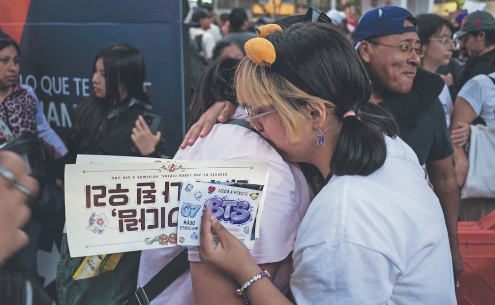 Las ARMY se entregaron distintos regalos entre ellas. Foto: Santiago Cadena/ EL UNIVERSAL