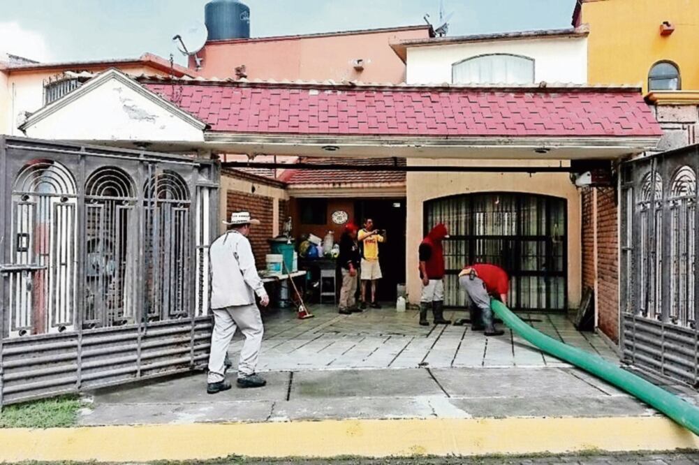 Autoridades trabajaron ayer en el lavar y desinfectar las cisternas; además de suministraron agua potable y pastillas de hiporclorito para los tinacos (ESPECIAL)