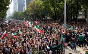 Así se vio el intento de la Ola más grande del Mundo, desde el Ángel de la Independencia en la Avenida Paseo de la Reforma de la Ciudad de México. Foto: Hugo Salvador / EL UNIVERSAL