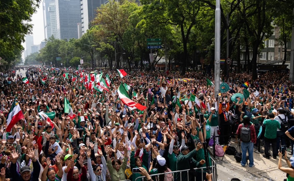 Así se vio el intento de la Ola más grande del Mundo, desde el Ángel de la Independencia en la Avenida Paseo de la Reforma de la Ciudad de México. Foto: Hugo Salvador / EL UNIVERSAL