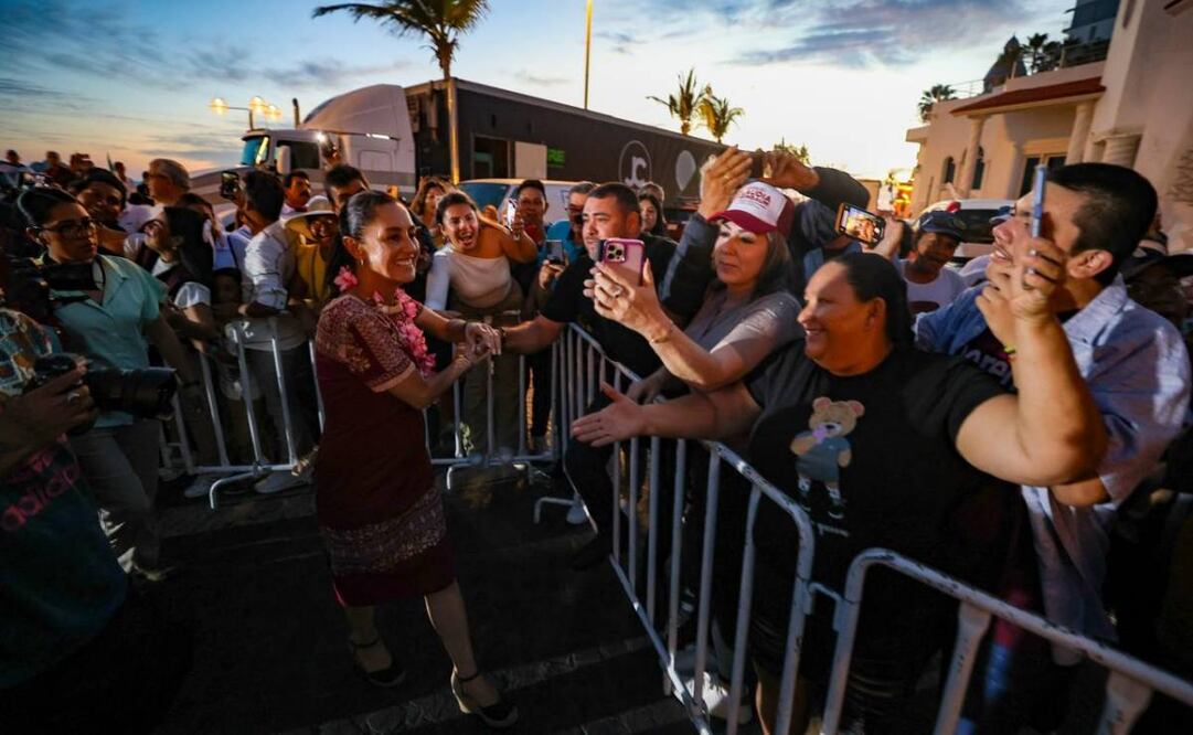 Claudia Sheinbaum Pardo encabezó su último mítin del día en el malecón de Mazatlán, Sinaloa, ante cientos de simpatizantes de Morena. Foto: Diego Simón Sánchez