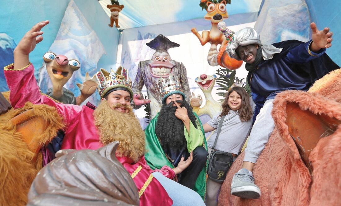 Ayer, familias acudieron a tomarse la foto con los Reyes Magos en la feria instalada en la explanada de la delegación Cuauhtémoc. (BERENICE FREGOSO. EL UNIVERSAL)