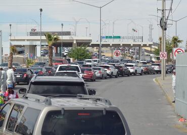Cruce de migrantes provoca caos en cruces internacionales de Ciudad Juárez
