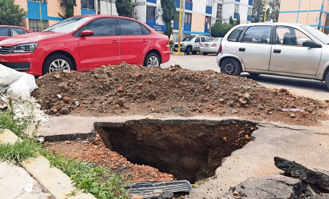 Problema profundo. Dentro de la unidad habitacional se ve un hoyo de más de 70 centímetros de ancho. Foto: SANDRA HERNÁNDEZ. EL UNIVERSAL