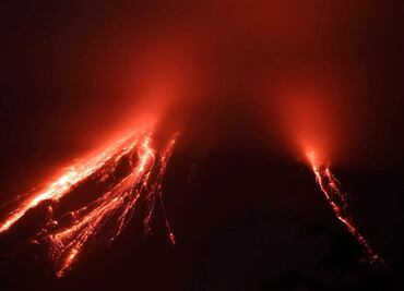Volcán ecuatoriano Sangay arroja ceniza y derrama material magmático por su cráter