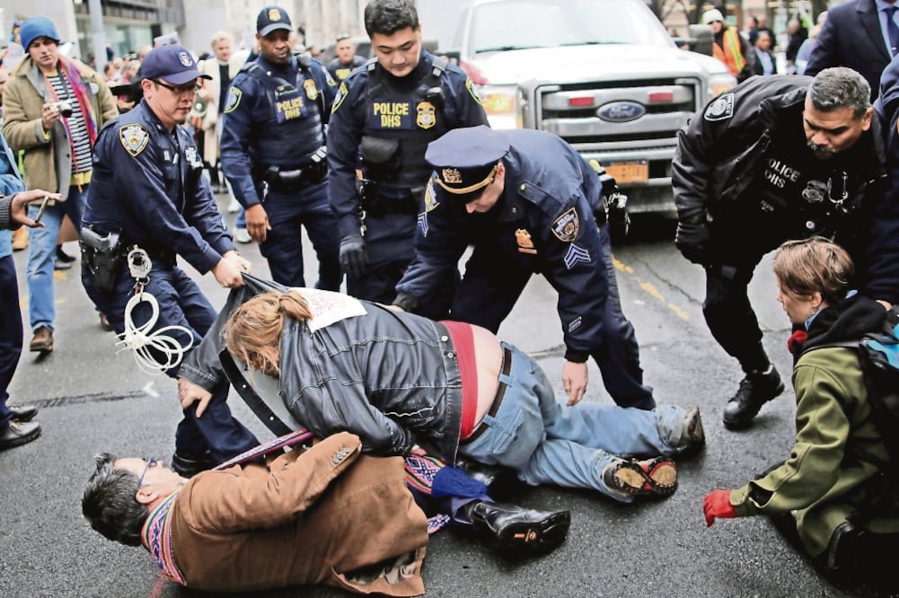 Manifestantes se enfrentaron ayer con la policía en Nueva York, durante una manifestación contra la deportación del activista Ravi Tagbir, ciudadano de Trinidad (EDUARDO MUÑOZ. REUTERS)
