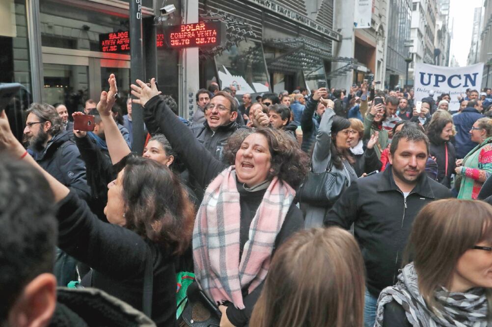 Trabajadores públicos se manifestaron ayer en rechazo a la decisión del presidente argentino, Mauricio Macri, de llevar a cabo un plan de equilibrio fiscal. (DAVID FERNÁNDEZ. EFE)
