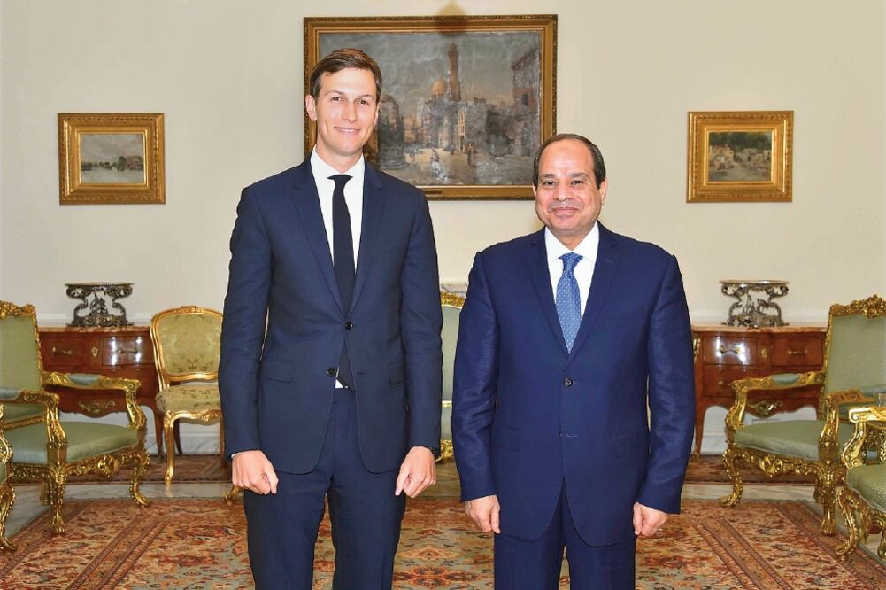 Diplomacia. Jared Kushner, asesor de la Casa Blanca y yerno de Donald Trump, se reunió con el presidente Abdel Fattah al-Sisi, en El Cairo. (AP)