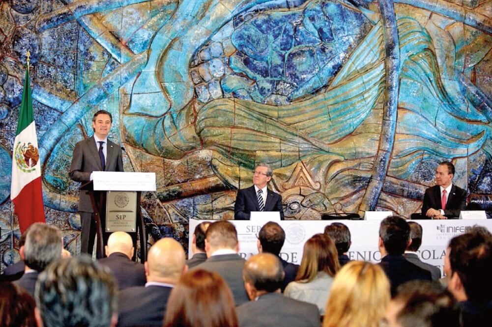 Aurelio Nuño Mayer, secretario de Educación Pública, destaca que con este convenio se tendrá un impacto en las economías locales y regionales, porque de esta manera se pondrán en marcha otras ramas de la industria (ESPECIAL)