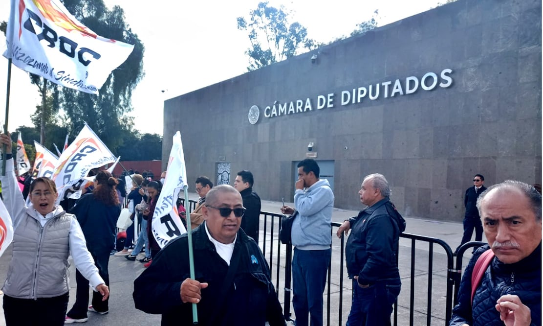 Integrantes de la Confederación de Revolucionaria de Obreros y Campesinos cierran los accesos a la Cámara de Diputados. Foto: especial