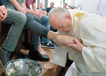 Papa lava los pies de 12 reos en Jueves Santo