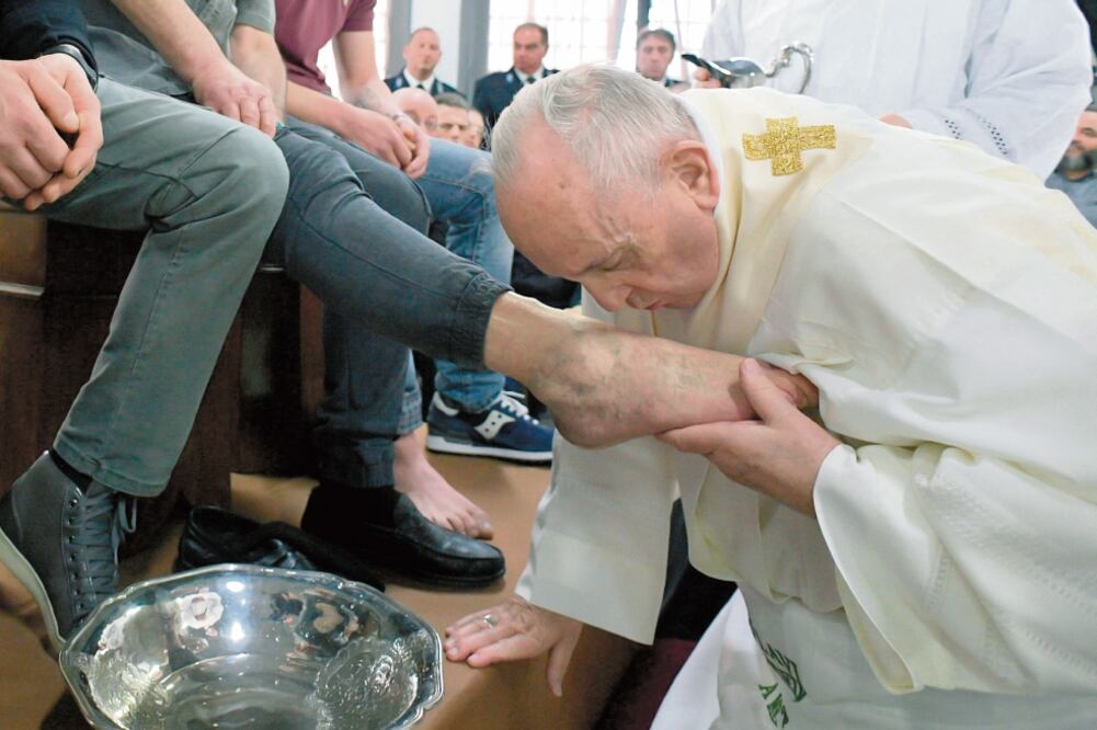 El papa Francisco lavó ayer los pies de 12 presos en la penitenciaría de Velletri. Foto: AFP