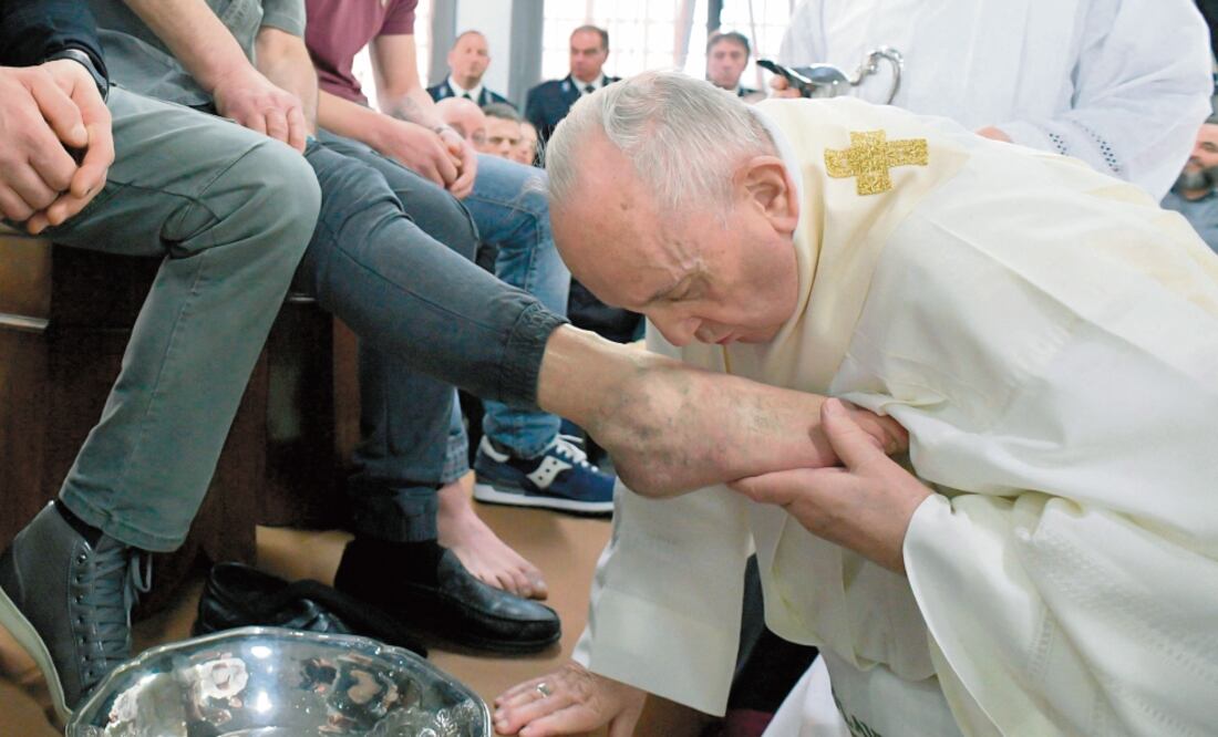 El papa Francisco lavó ayer los pies de 12 presos en la penitenciaría de Velletri. Foto: AFP