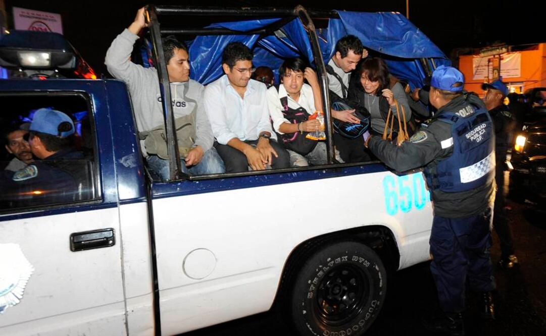 SSPDF transporta a usuarios del Metro por falla en la estación Balderas (L3). (Foto: Cuartoscuro)