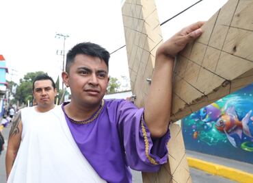 Hermanos nazarenos cargan cruz para cumplir manda en el Cerro de la Estrella