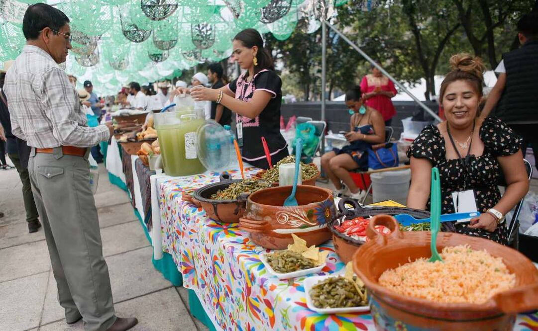 Cientos de personas acudieron a la explanada del Monumento a la Revolución a disfrutar del último día de la Feria del Nopal. Foto: Darío Luna