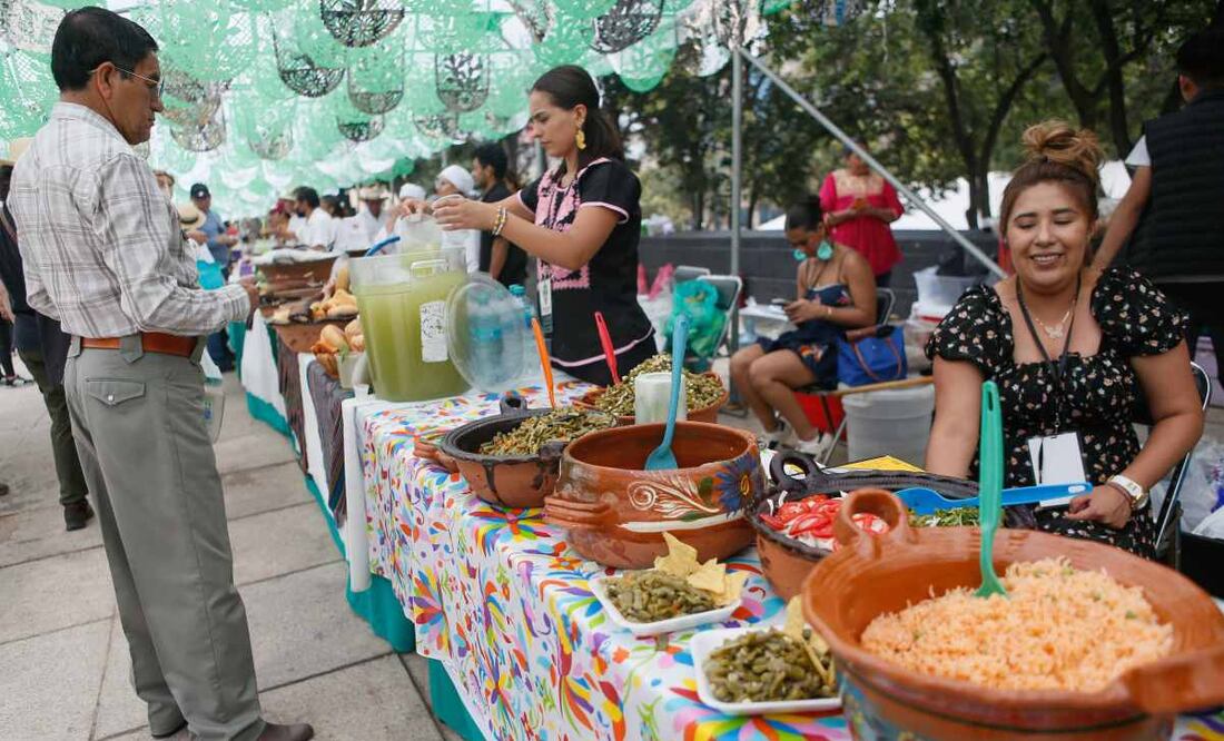 Cientos de personas acudieron a la explanada del Monumento a la Revolución a disfrutar del último día de la Feria del Nopal. Foto: Darío Luna