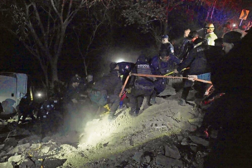 La caída de un camión a un barranco, en el municipio de Compostela, Nayarit, deja 18 personas muertas y 33 lesionadas. Foto: Especial