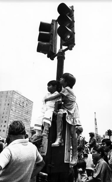 Entre llanto y admiración, capitalinos acompañaron la “cabalgata” del Caballito de Tolsá