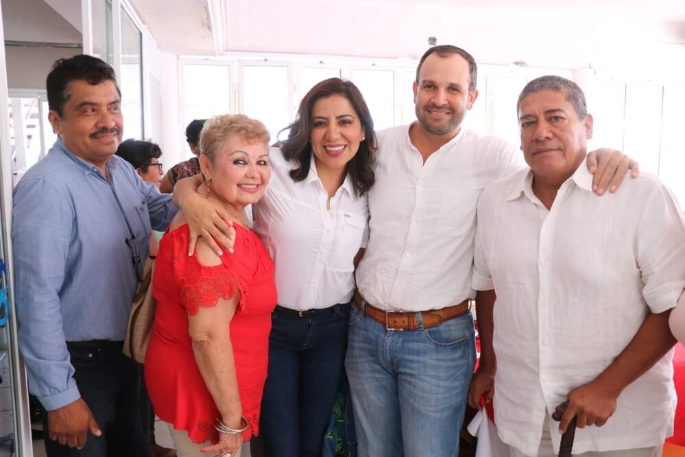 Lorena Piñón, candidata a la dirigencia nacional del PRI junto con militantes y su compañero Daniel Santos / FOTO: Especial