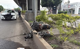 ¡El pilar fue su tumba! Conductor impacta a motociclista que fue lanzado a camellón donde murió