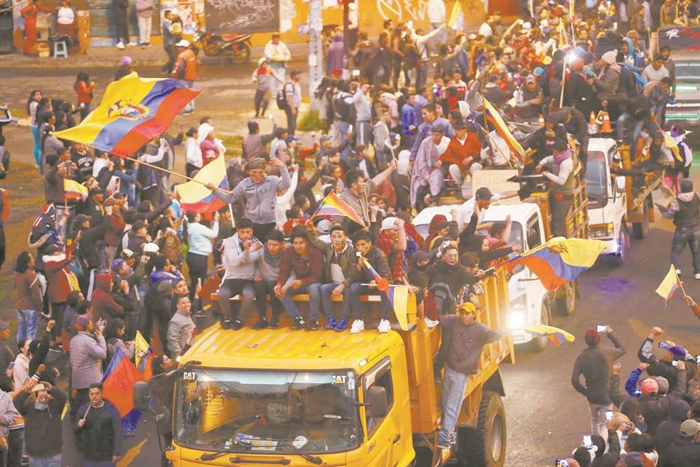 Activistas recibieron anoche a indígenas que llegaron a la capital ecuatoriana para rechazar el alza al precio del combustible. Foto/DANIEL TAPIA. REUTERS