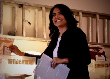 Alejandra Barrales asiste a votar; lamenta robo de material electoral en Iztapalapa
