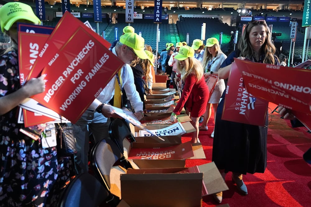 Voluntarios alistan pancartas para la convención republicana, en Dallas. FOTO: ALEX BRANDON. AP